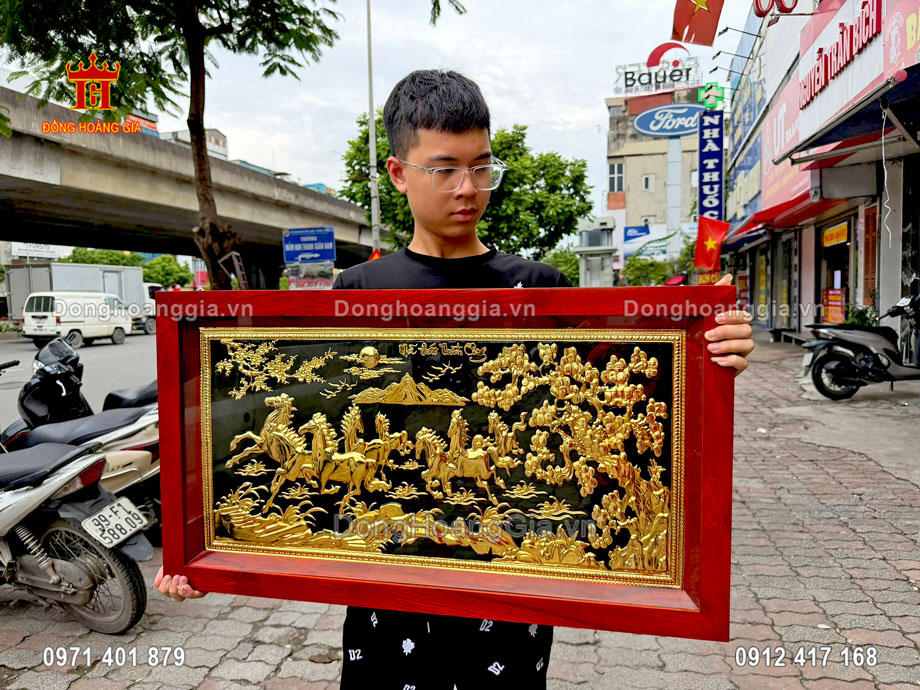 Bề mặt tranh bát mã được mạ vàng 24K mang đến sự cao cấp